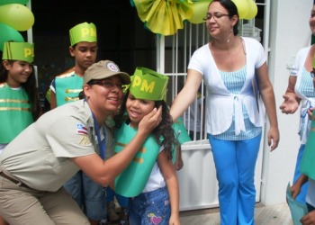 Policiais militares visitam escolas no Dia do Soldado