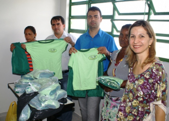 Prefeito Almir Queiróz entrega fardamento para alunos da nova escola de Barreiras