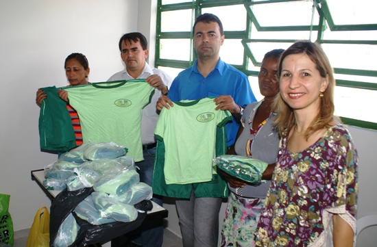 Prefeito Almir Queiróz entrega fardamento para alunos da nova escola de Barreiras