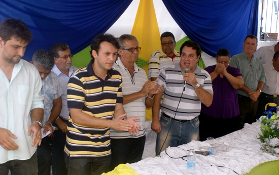 São Domingos: no dia do padroeiro, prefeito inaugura USF, assina convênios e disse que grupo não se divide