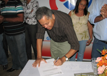 Coité – Renato Souza assina ordem de serviço para reforma de Centro de Saúde, praça e pavimentação de ruas em Ipoeirinha