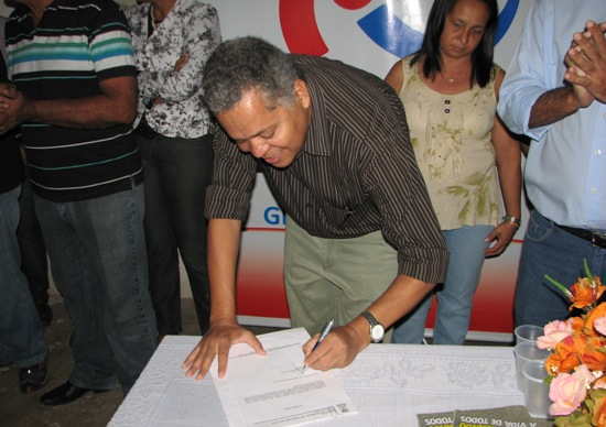 Coité – Renato Souza assina ordem de serviço para reforma de Centro de Saúde, praça e pavimentação de ruas em Ipoeirinha