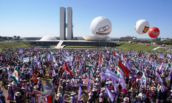 Mulheres de todo o Brasil invadem Brasília na IV Marcha das Margaridas