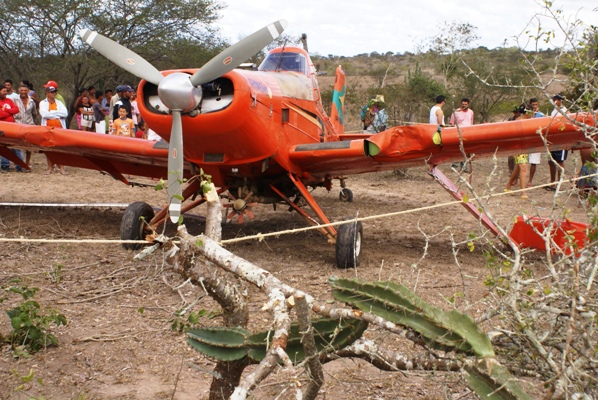 Avião monomotor faz pouso forçado dentro de fazenda em Coité