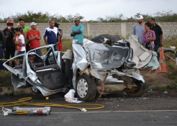 Feira de Santana – Dois mortos e um gravemente ferido na colisão entre Prisma e ônibus
