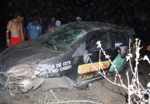 Veículo capota próximo a Santaluz e deixa quatro feridos