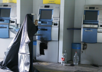 Usando maçarico, bandidos arrombam caixa eletrônico do BB de Santaluz