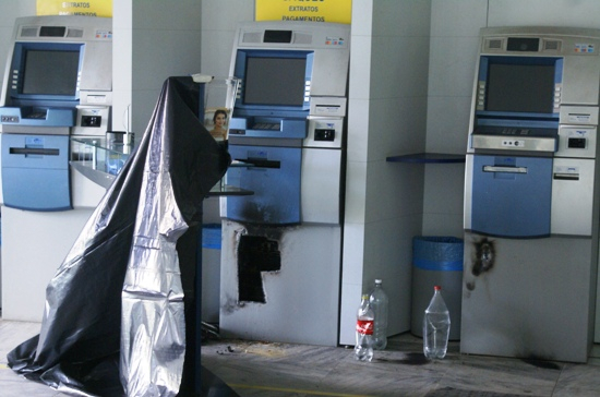 Usando maçarico, bandidos arrombam caixa eletrônico do BB de Santaluz