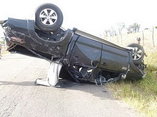 Hilux da Prefeitura de Várzea da Roça capota na BR 407