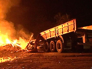 Batida entre carretas deixa um dos motoristas morto carbonizado na BR 116