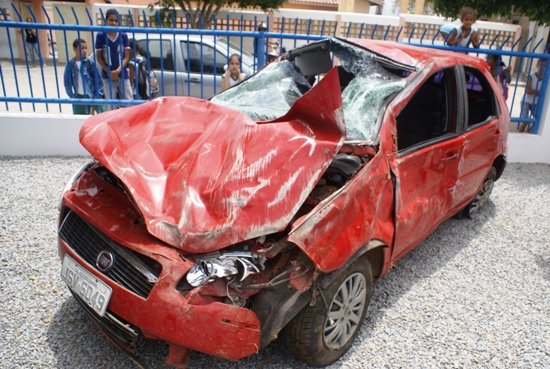 Carro da Câmara Municipal de Retirolândia atropela animal morto e capota quando retornava de Salvador