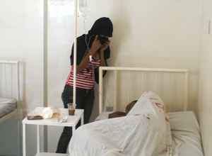 Filha de açougueiro vítima de latrocínio vai a hospital ver se homem que deu entrada ferido, teria participado do crime.