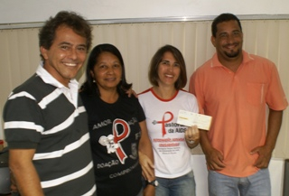 Baião solidário faz doação de R$ 1 mil a Pastoral da AIDS