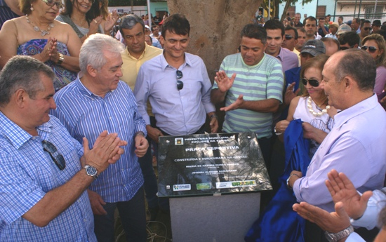 Festa, inauguração de praça, garantia da recuperação da BA 220 e política marcaram o aniversário da cidade