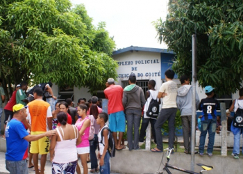 População arranca grade da delegacia de Coité para tentar pegar presos
