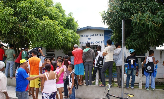 População arranca grade da delegacia de Coité para tentar pegar presos