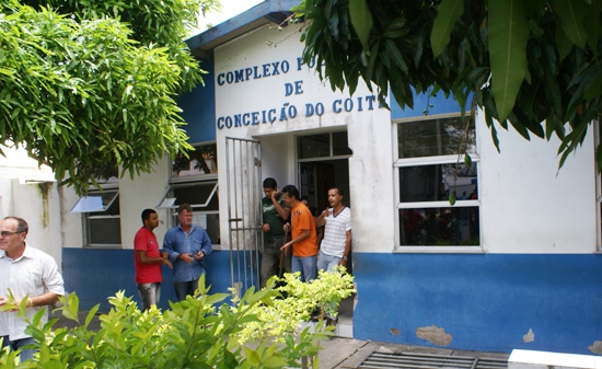 grade da delegacia de coite arrancada por populares