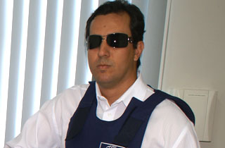 Acusado de esfaquear namorada se apresenta com advogado