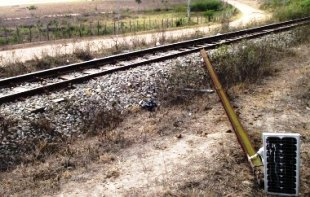 Barrocas: vândalos derrumbam poste de ferro e deixa sinalização de linha férrea prejudicada