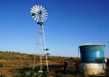 Agua por meio de cata-ventos vem sendo alternativa para amenizar a seca na zona rural de Retirolândia