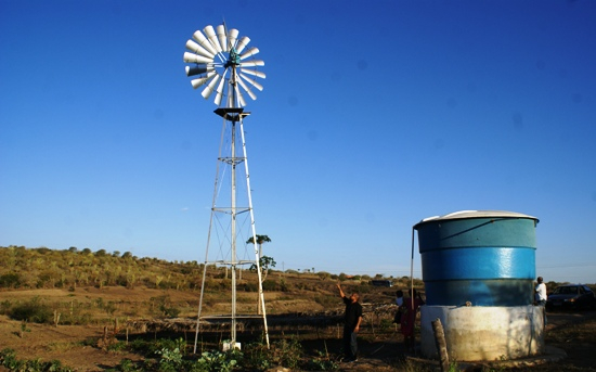 Agua por meio de cata-ventos vem sendo alternativa para amenizar a seca na zona rural de Retirolândia
