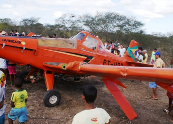 Avião monomotor faz pouso forçado dentro de fazenda em Coité