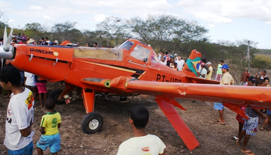 Avião monomotor faz pouso forçado dentro de fazenda em Coité