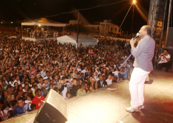 Semana dos Evangélicos: Lázaro canta para mais de dez mil pessoas em Santaluz