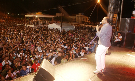 Semana dos Evangélicos: Lázaro canta para mais de dez mil pessoas em Santaluz