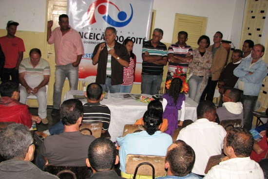 Prefeito de Conceição do Coité assina ordem de serviço para construção de quadra esportiva e praça na zona rural