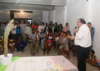 Zezéu cumprimenta Assis em evento, como futuro prefeito de Coité