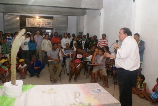 Zezéu cumprimenta Assis em evento, como futuro prefeito de Coité