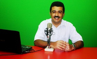 Locutor de Nordestina-BA apresenta programa numa Tv Web de São Paulo.