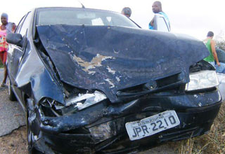 Acidente entre dois veículos deixa uma vitima com vários ferimentos na BR-116