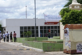 Assaltantes explodem caixas eletrônicos do Bradesco de Chorrochó, mas não levam dinheiro