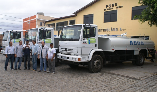 Prefeitura de Retirolândia adquiri três caminhões-pipa