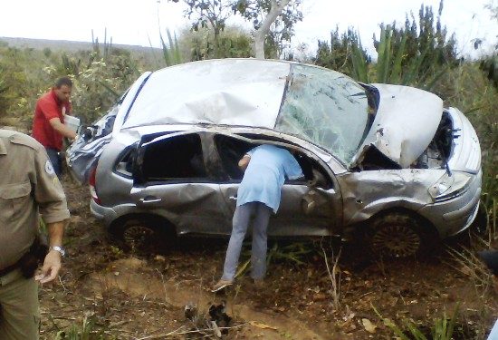 Médica capota veículo na BA 120 trecho Retirolândia/ Coité