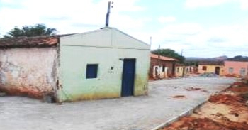 Prefeitura de Canudos realiza pavimentação e deixa casa no meio da rua