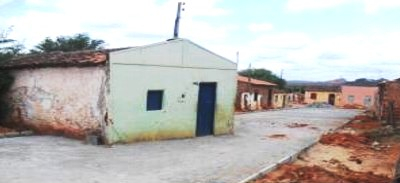 Prefeitura de Canudos realiza pavimentação e deixa casa no meio da rua