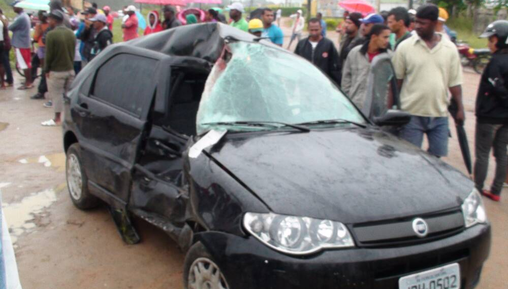 Colisão entre moto Bis e Pálio deixa uma pessoa morta e outras duas gravemente feridas na BR 101