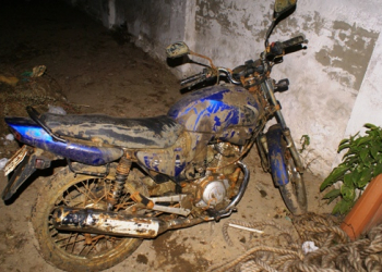 Vaqueiro encontra moto no fundo de lagoa em Coité