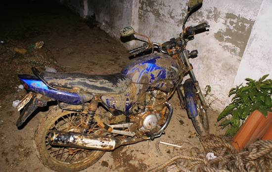 Vaqueiro encontra moto no fundo de lagoa em Coité