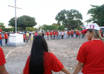 Petistas de Monte Santo se reúnem em frente à Igreja Matriz para orar por Lula