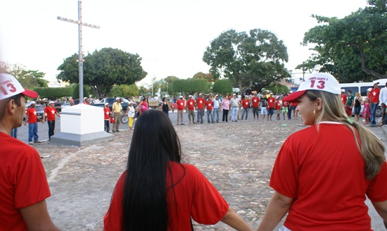Petistas de Monte Santo se reúnem em frente à Igreja Matriz para orar por Lula