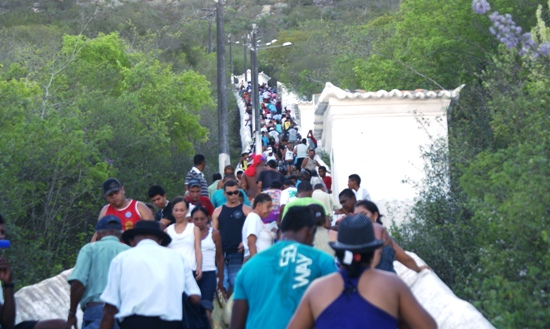 Romeiros de vários estados do Nordeste pagam promessas na Serra da Santa Cruz em Monte Santo