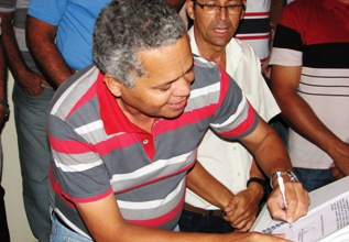 Coité: prefeito Renato Souza assina ordem de serviço para calçamento de diversas ruas do povoado de Santa Rosa.