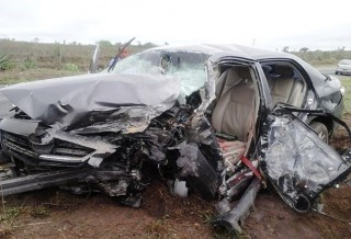 Colisão entre Corola e Fusca mata um e deixa dois gravemente feridos em Gavião
