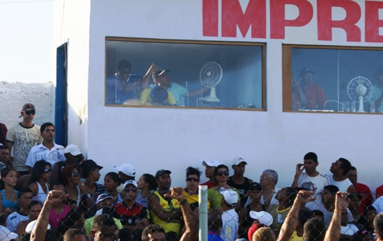 Narrador esportivo passa mal durante a transmissão do jogo Santaluz x Valente