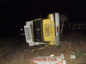 Caminhão que transportva produtos para a Cesta do Povo de Valente e Santaluz tomba em Capim Grosso