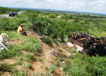 Caminhão carregado de milho capota na ladeira da Juliana em Coité